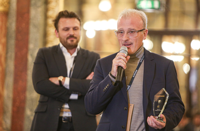 Jean-Olivier Ousset recevant le Trophée de l’innovation patrimoniale au Grand Forum du Patrimoine 2025